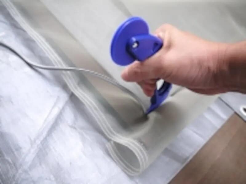 角のL部分にしっかりと入れ込みます