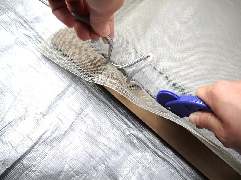 仮留めを外します