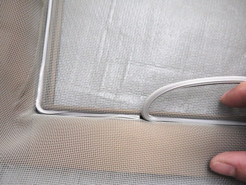 はさみでカットします