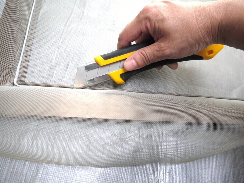 切り残りの網ははさみでカットします