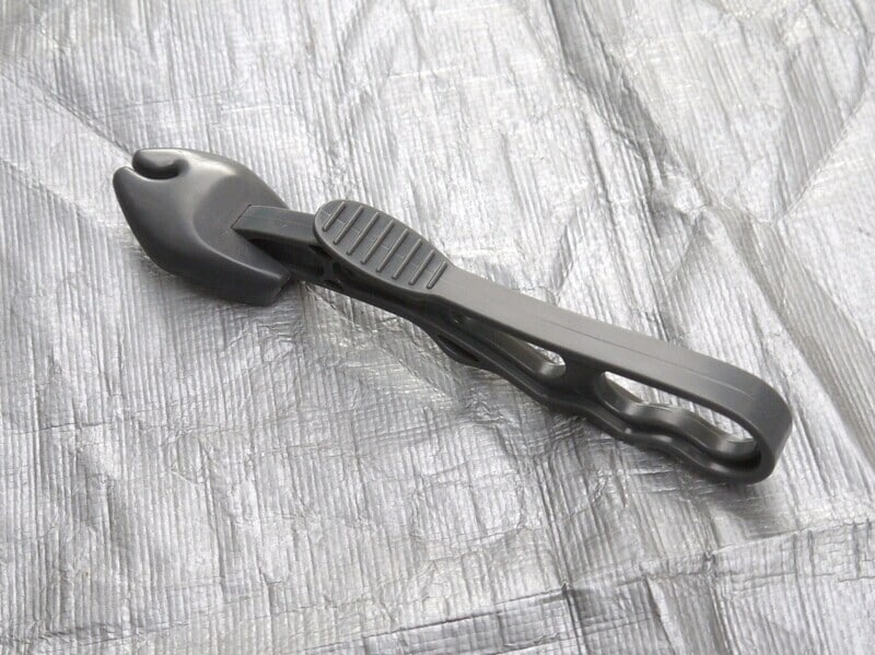 サッシに沿わせるだけで切れます