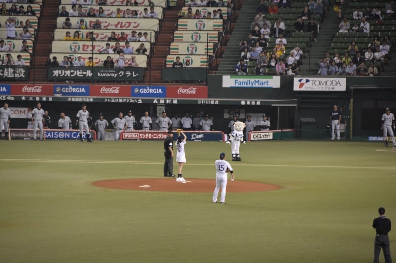 2015年5月29日の阪神との交流戦で始球式を行った大政絢