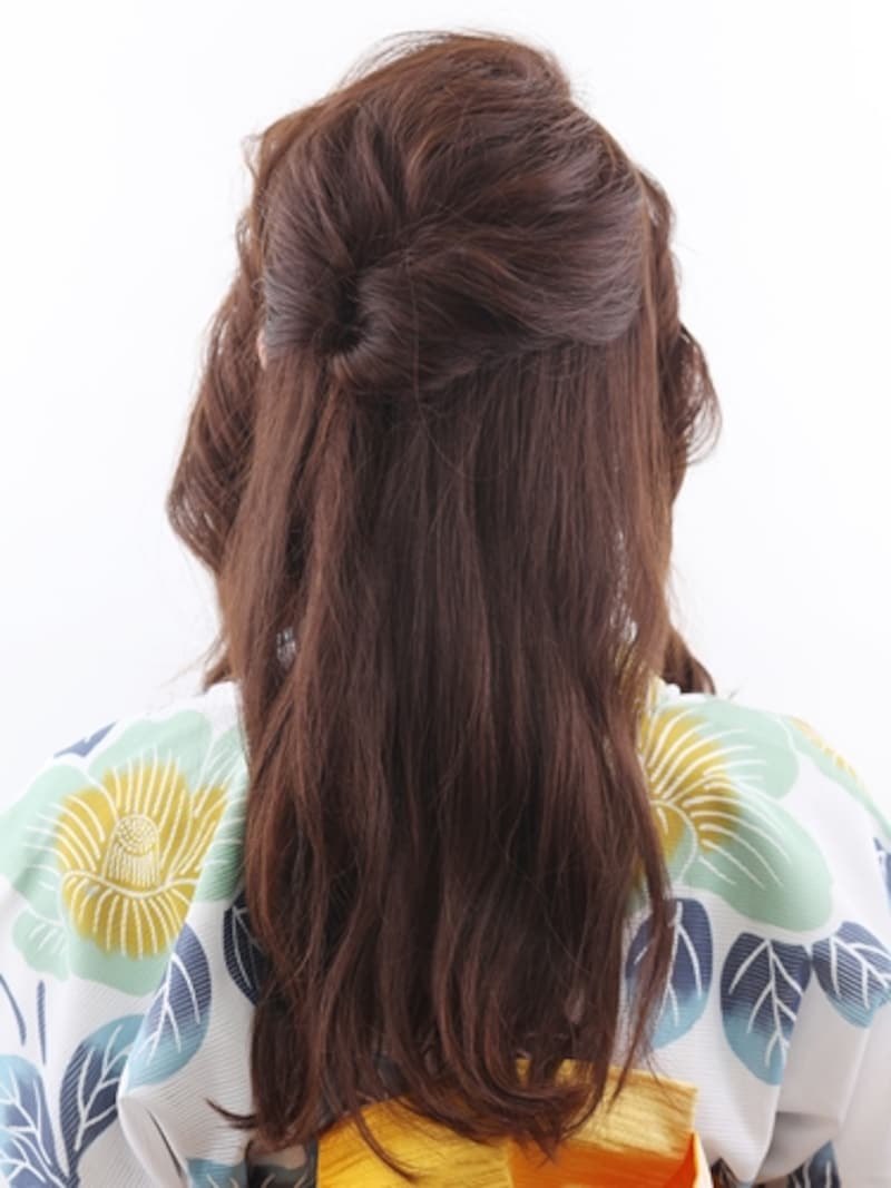 後頭部のやや左側に結び目が来るように