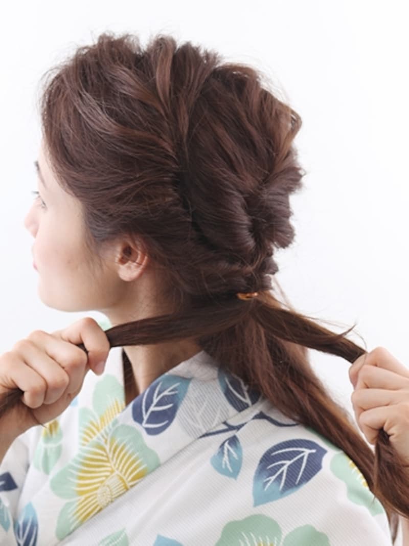 左側のえり足あたりに結び目が来るよう調整