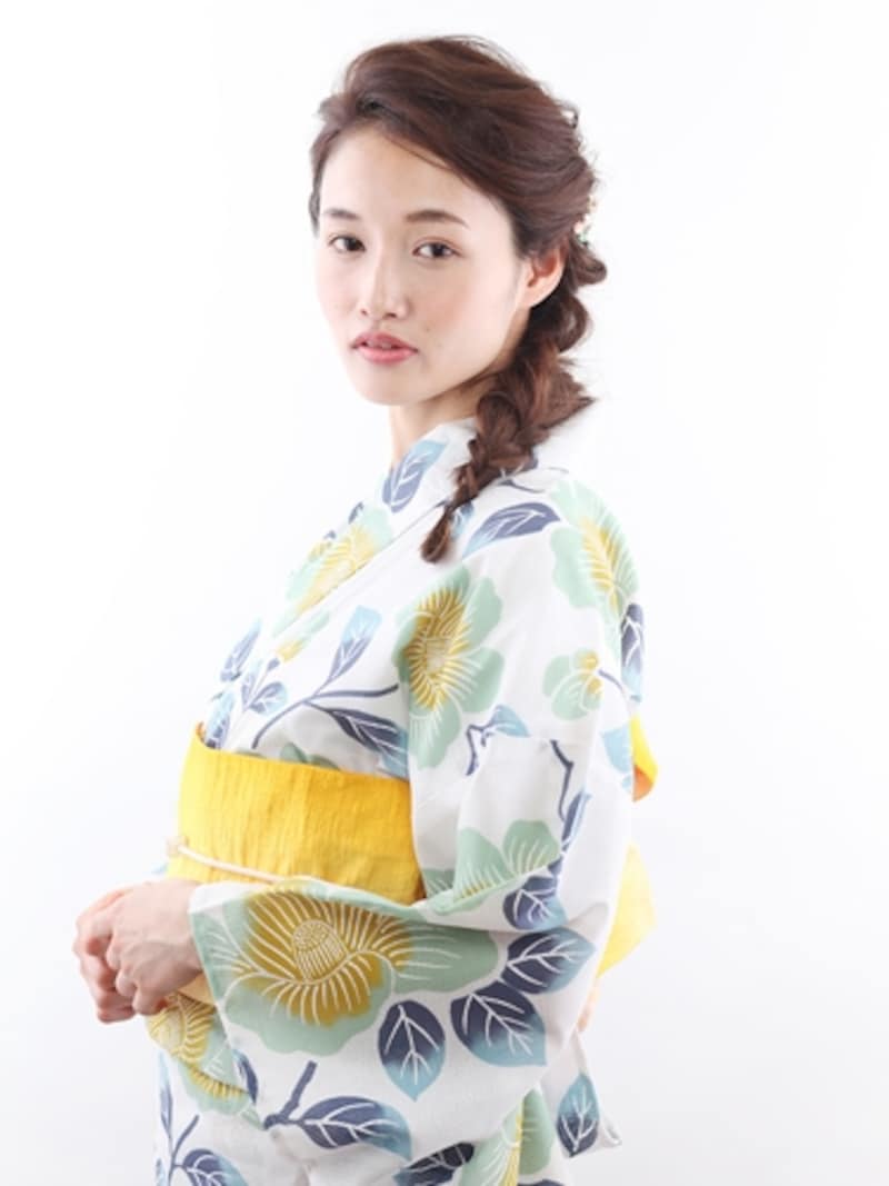 白地の浴衣×黄色の帯で爽やかに