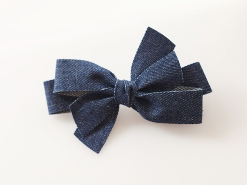 デニム素材のリボンバレッタ