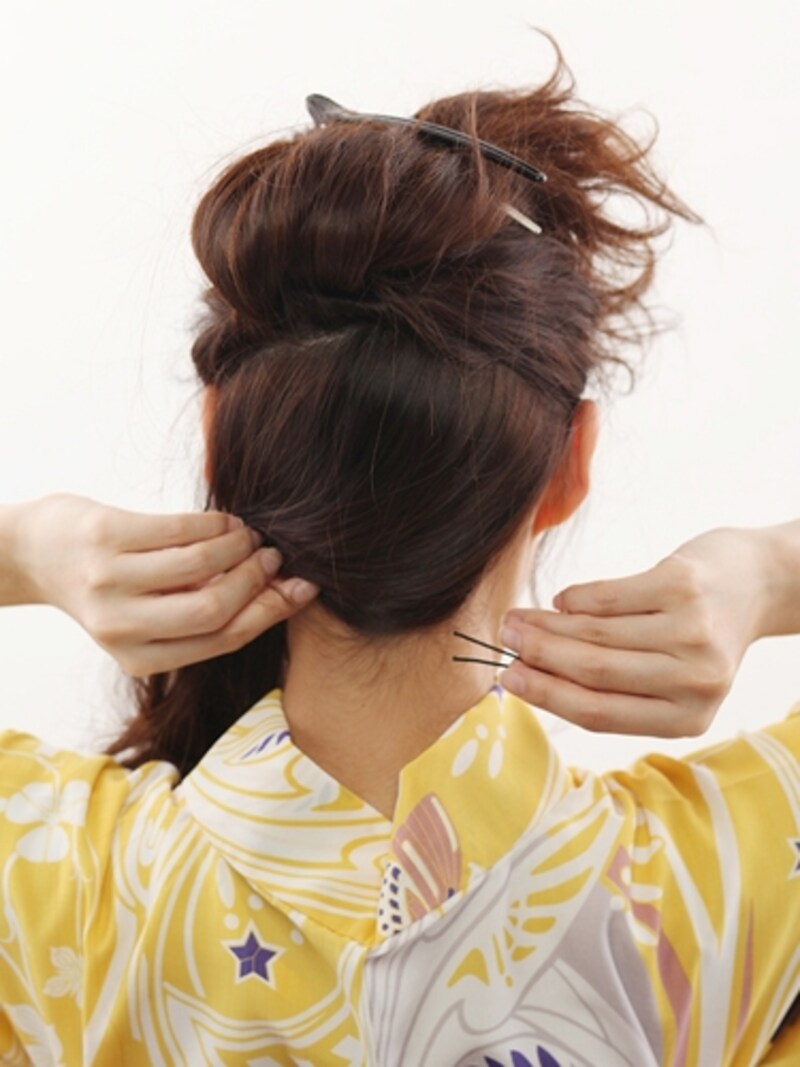 地肌に沿わせてピンを入れ、しっかり留めます