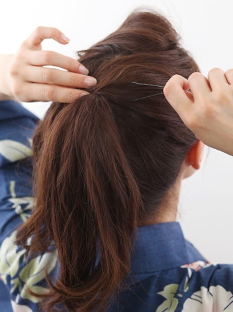 毛先は、先に結んでおいた毛の流れになじませて