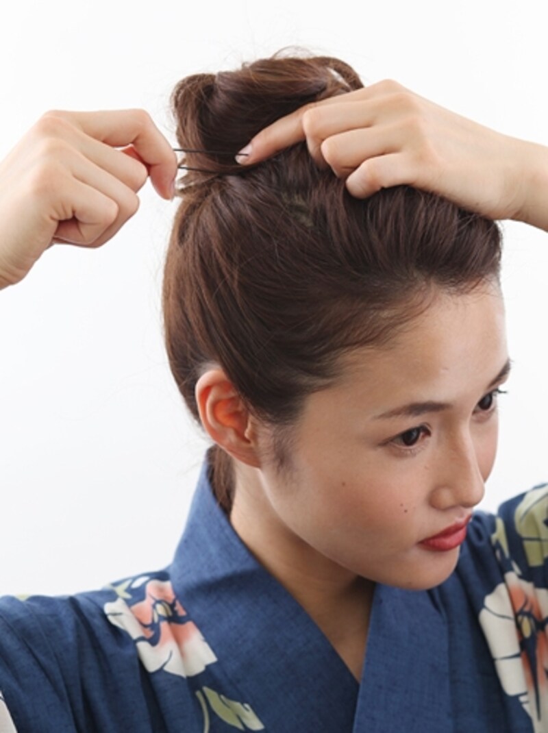 片方の毛束をもう一方に巻きつける