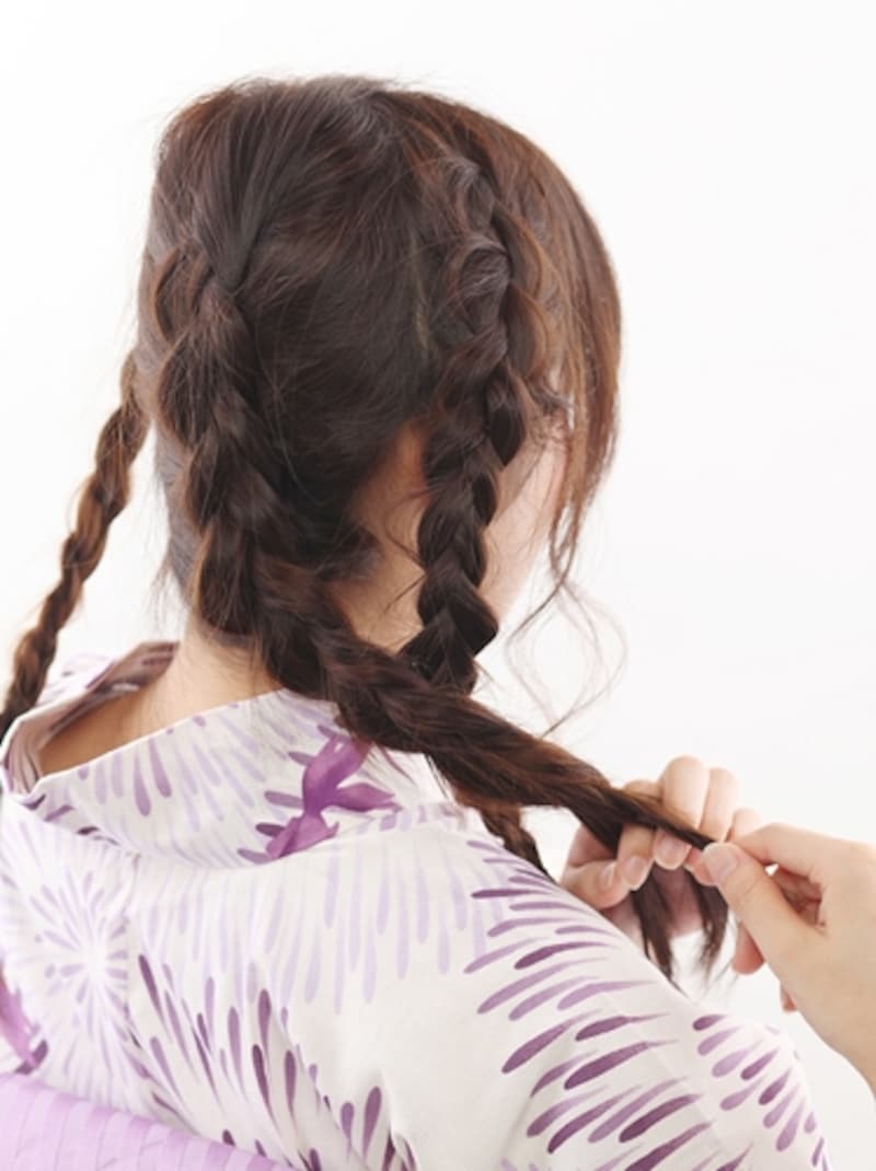 後頭部から斜め右下に向かって編むイメージ