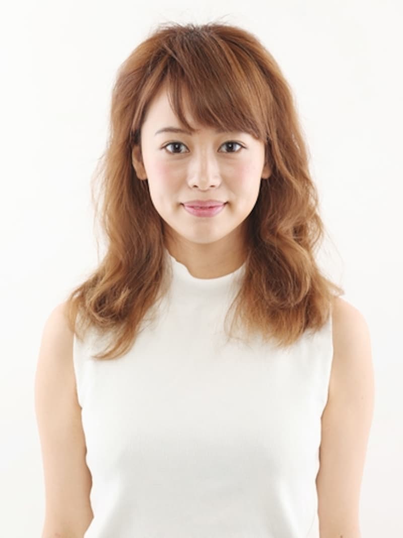 斜めバングのミディアムヘア×ペールピンク