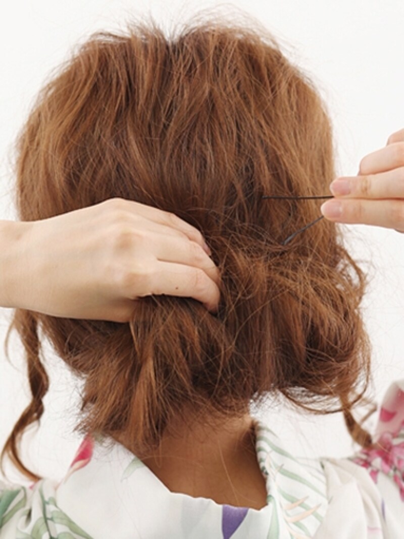 くるくるとロール状に巻きあげてピン留め