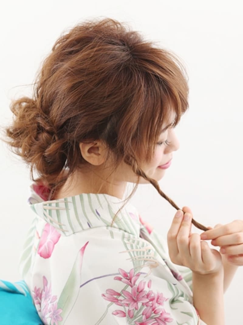 もみあげの髪は外巻きにねじって