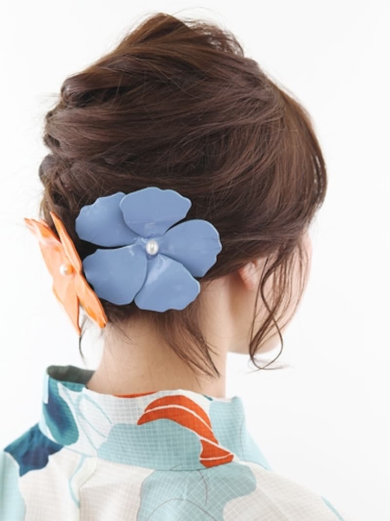 えり足の後れ毛が、うなじをきれいに見せます