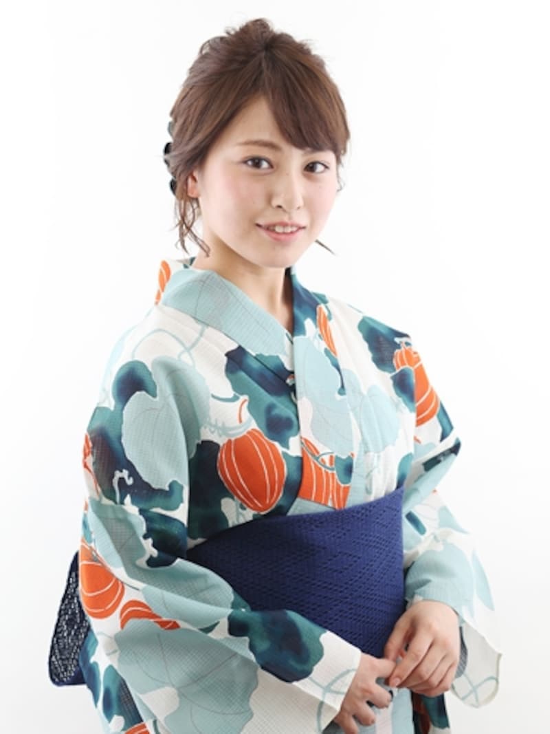 ホオズキ柄の浴衣と青帯で夏らしく