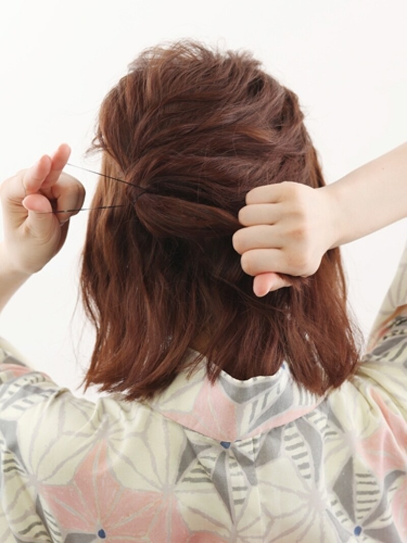 髪を多めにとりハーフアップを作る
