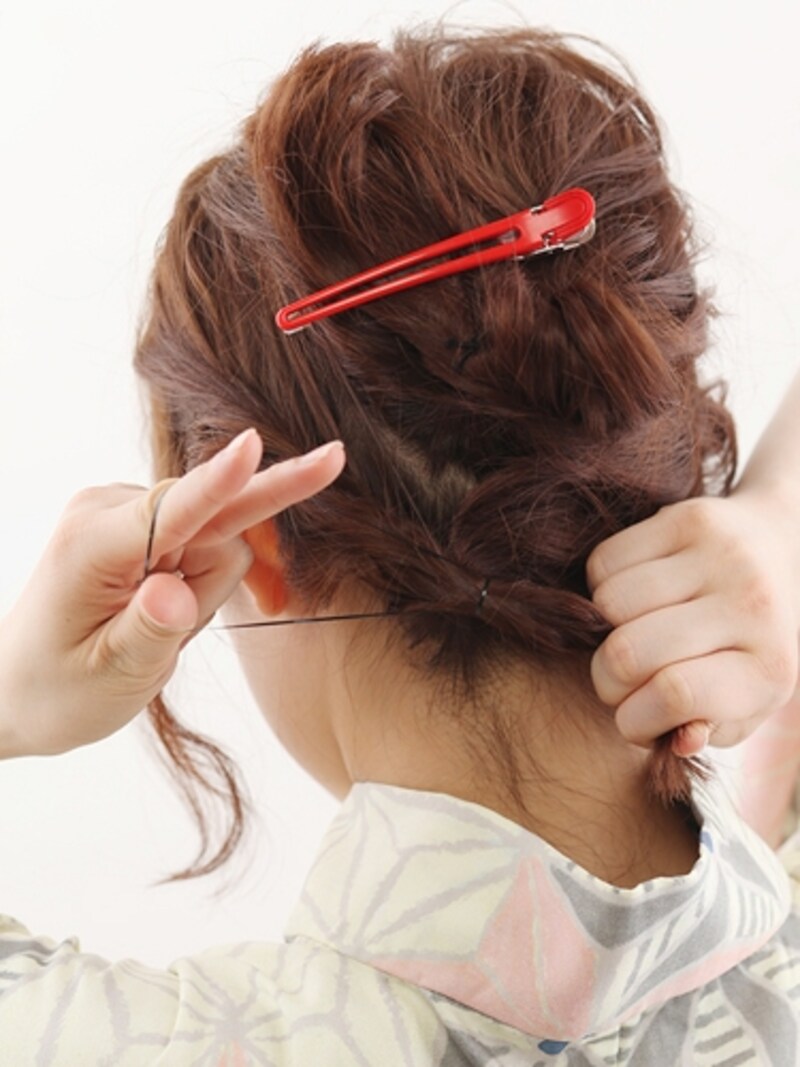 サイドの髪をえり足までねじる