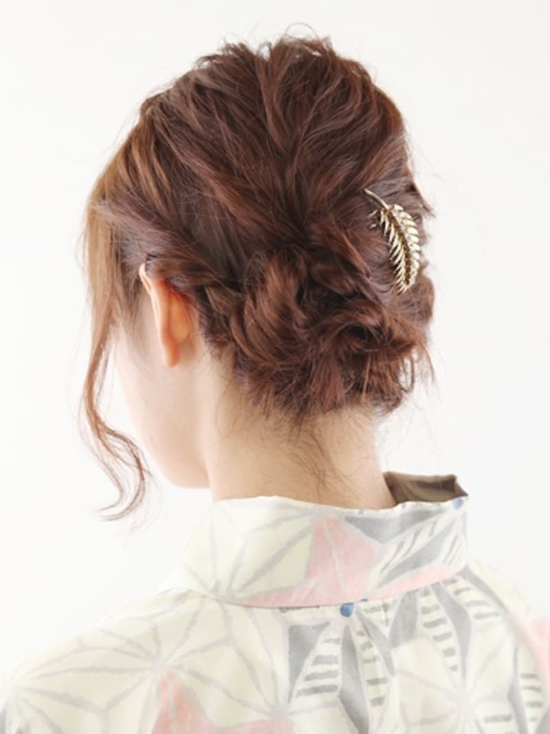 こぼれた髪をあとからねじり上げるのがコツ