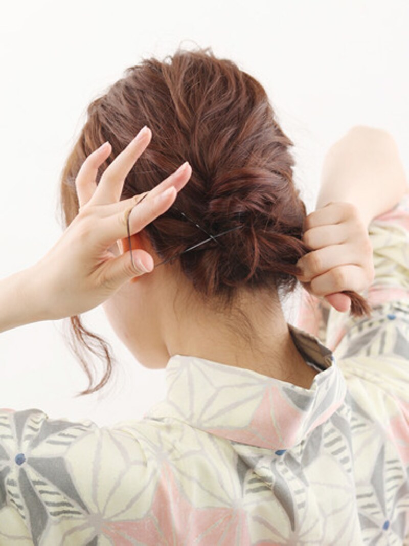 3つの毛束をひとつにしてゴムで結ぶ