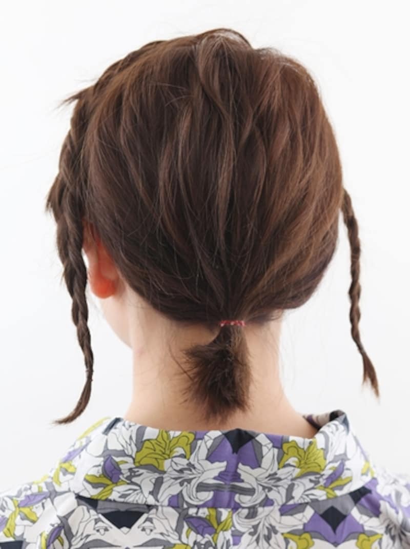 耳後ろの髪をひとつ結びにする