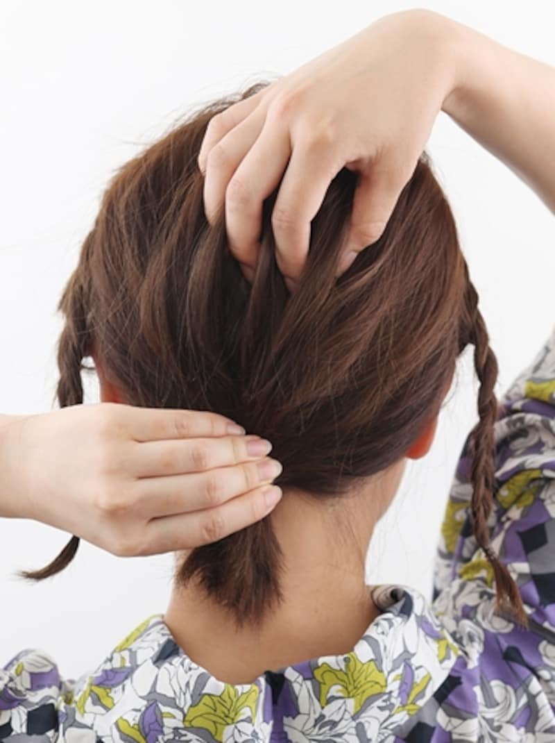 結び目を押さえてトップを引き出す