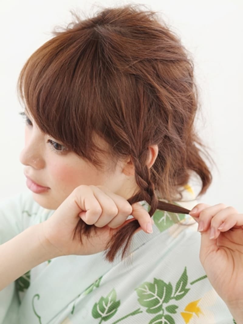 左右の髪を三つ編みにする