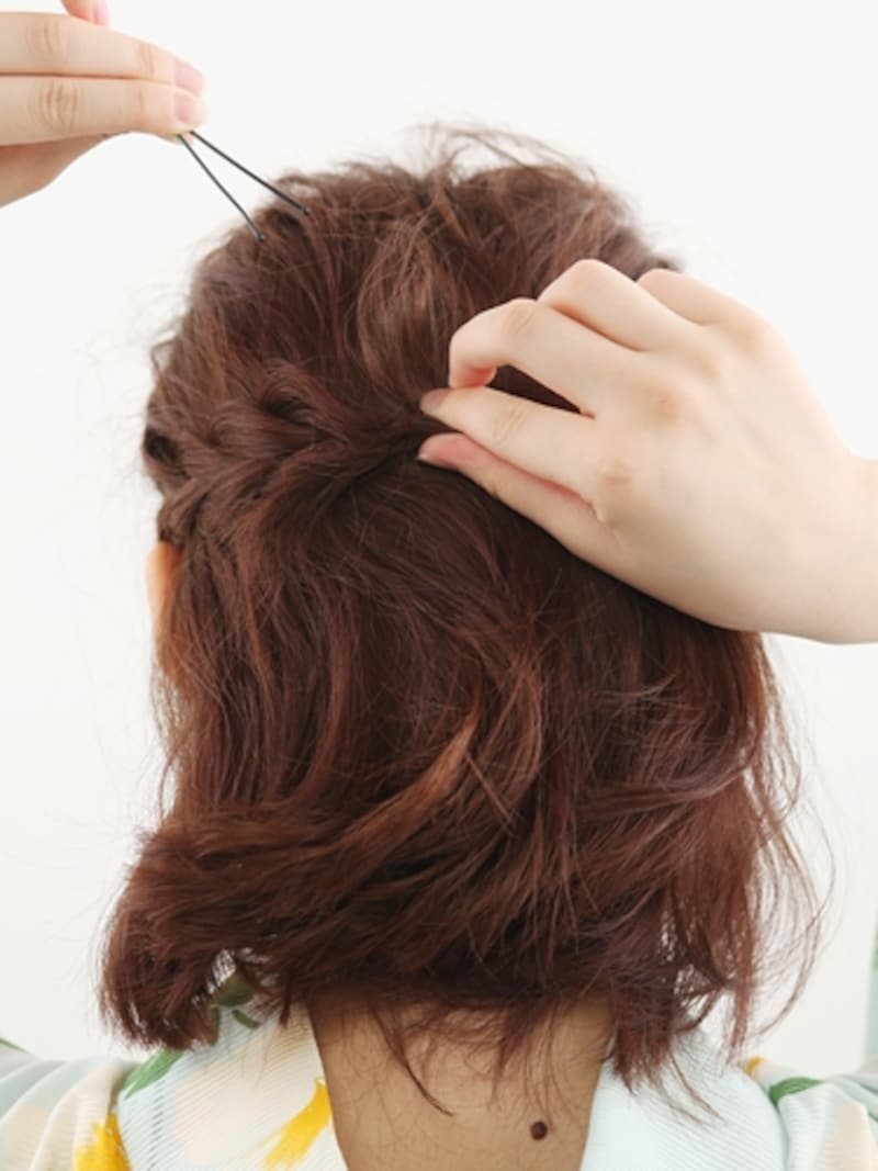 左右の三つ編みを後頭部で留める