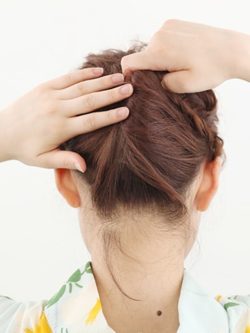 強くねじり上げてピンで固定