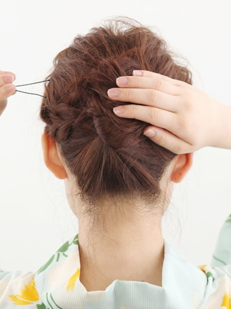 えり足の髪もピンで留める