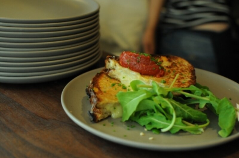 熟成チェダーチーズのグリルドサンドイッチウィズトマトジャム