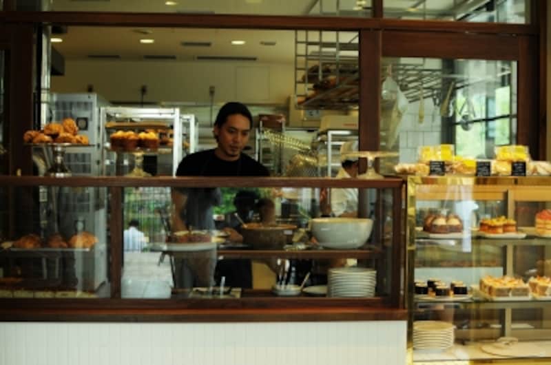 ショウケースからパン、お菓子、デリを選んでレジへ