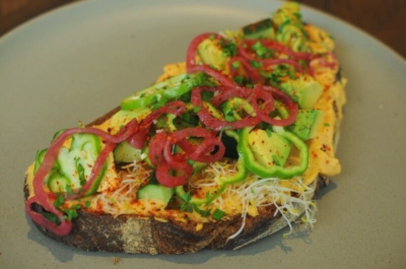 スモーキーフムスとアボカドのタルティーヌ