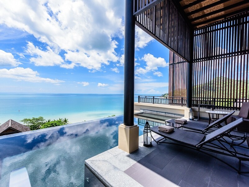 蒼い海と空の狭間で泳ぐ浮遊感覚を覚えるインフィニティプール! 丘陵を生かしたヴィラ建築ならではの感動体験です