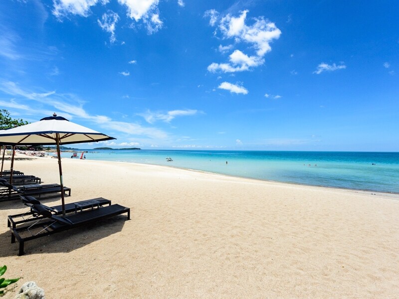 目の前に広がる美しいビーチ。ホテルゲスト専用の デッキチェアが用意されています