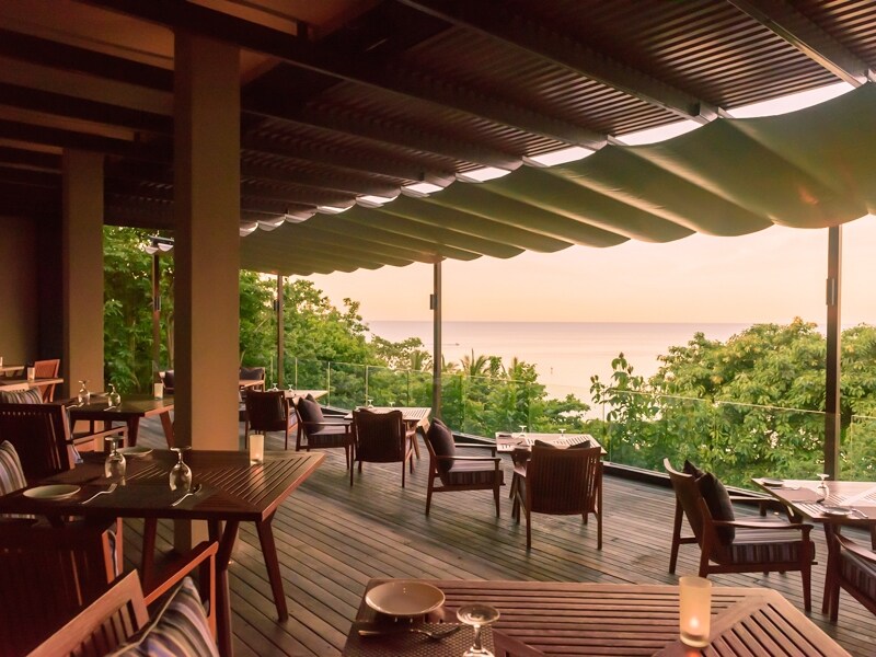 ナチュラルなエクステリアが周囲に馴染み、「森の中のレストラン」風な佇まいを持つ タイレストラン「KIREE」。内装は一転、チャイニーズテイストの入ったシノワズリだ