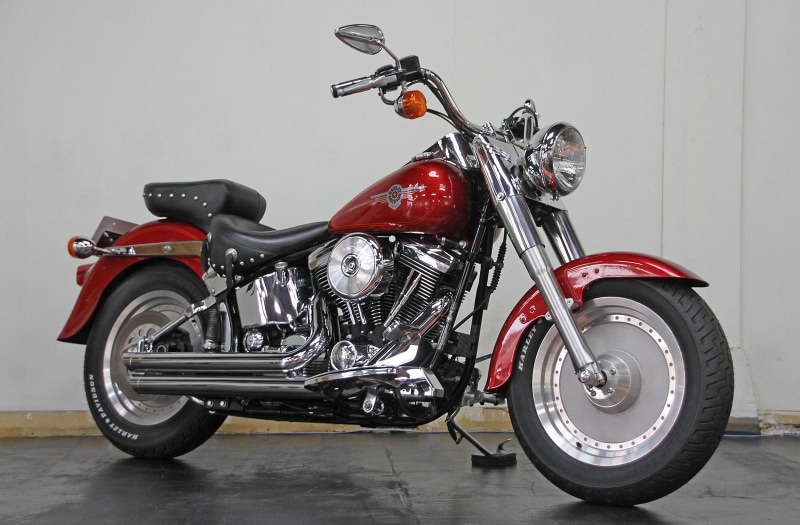 マフラーやエアクリーナーなどは変わっていても、ファットボーイとしてのスタイルはほぼ変わっていない中古車が多い