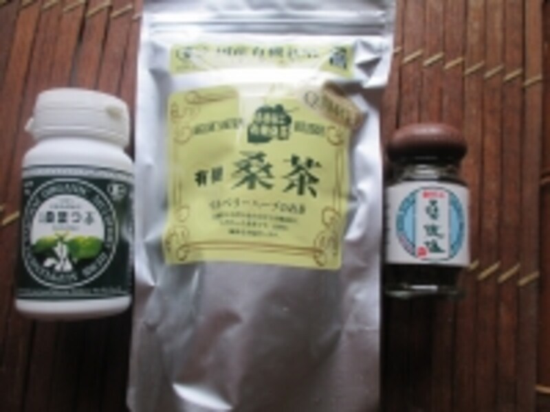 左から「桑葉つぶ」（大ボトルundefined4104円）、「有機桑茶」（お徳用アルミパック1080円)、「桑焼塩」（486円）