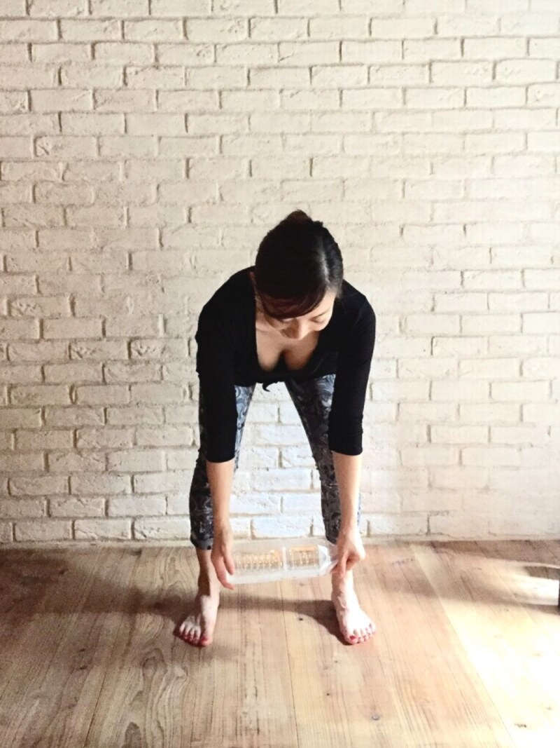 ペットボトルを下におろします