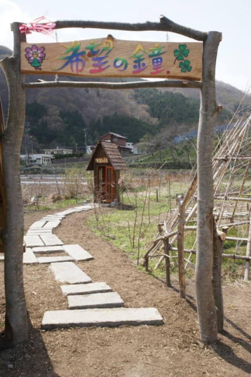 中には鐘が。願い事を胸に鳴らしてみては