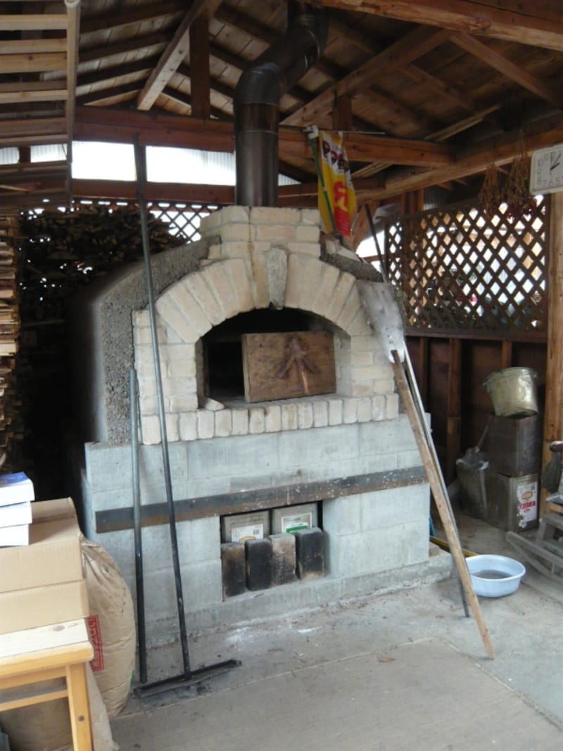 店にはピザ窯も。遠足で来た子供達に大人気