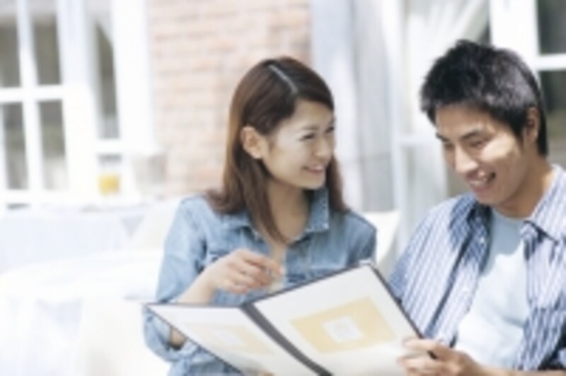 笑顔の男女