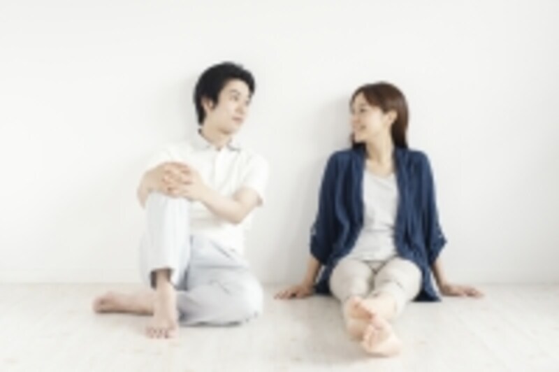 微笑む女性を見る男性