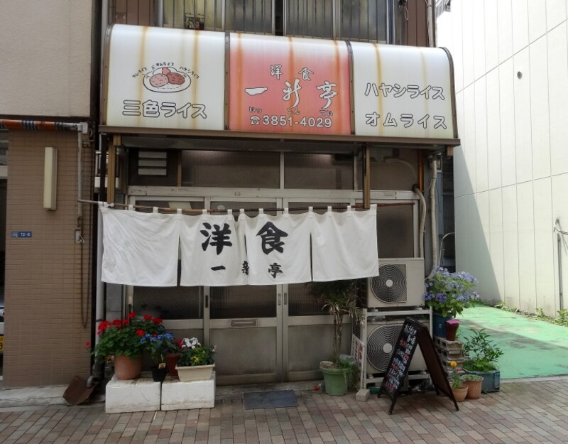 なんとも素敵な店構え。暖簾が素敵！