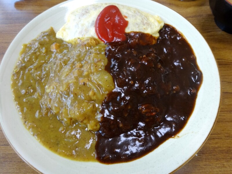 カレーライス、ハヤシライス、オムライスの三色