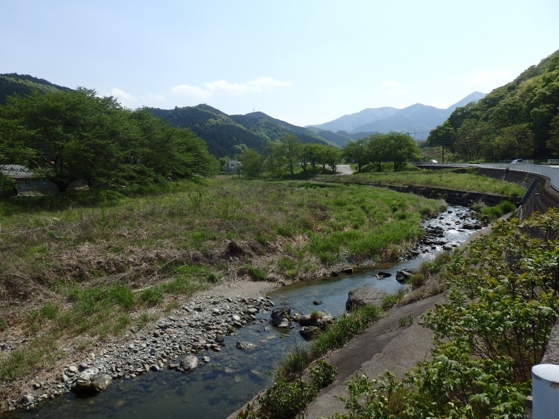槻川に架かる矢岸歩道橋から眺める里山の風景