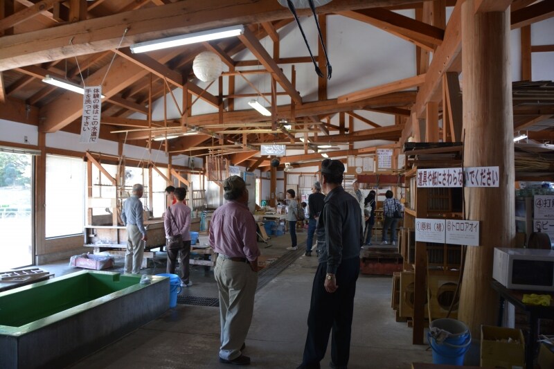 手すき和紙の生産設備や道具が並ぶ和紙製造所