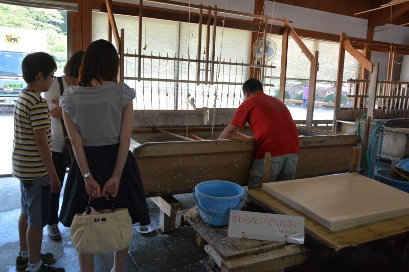 職人が実演で製法を見せてくれる東秩父村和紙の里