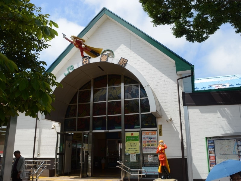 アニメ像が立つ石巻駅