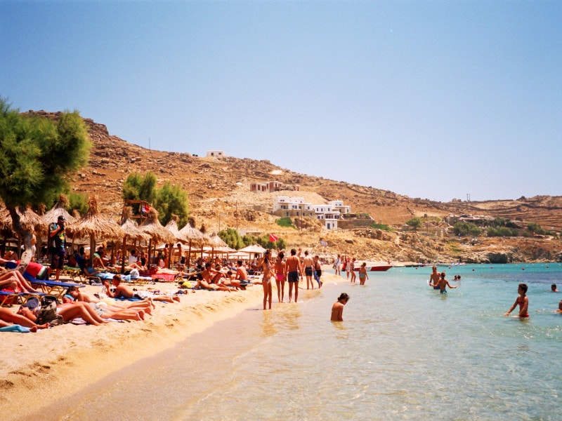 隠れ家的雰囲気を楽しめるミコノス島のパラダイスビーチ。ヌーディストビーチとしても有名。