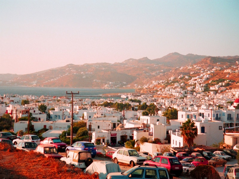 夕陽に映えるミコノスタウンの街並み